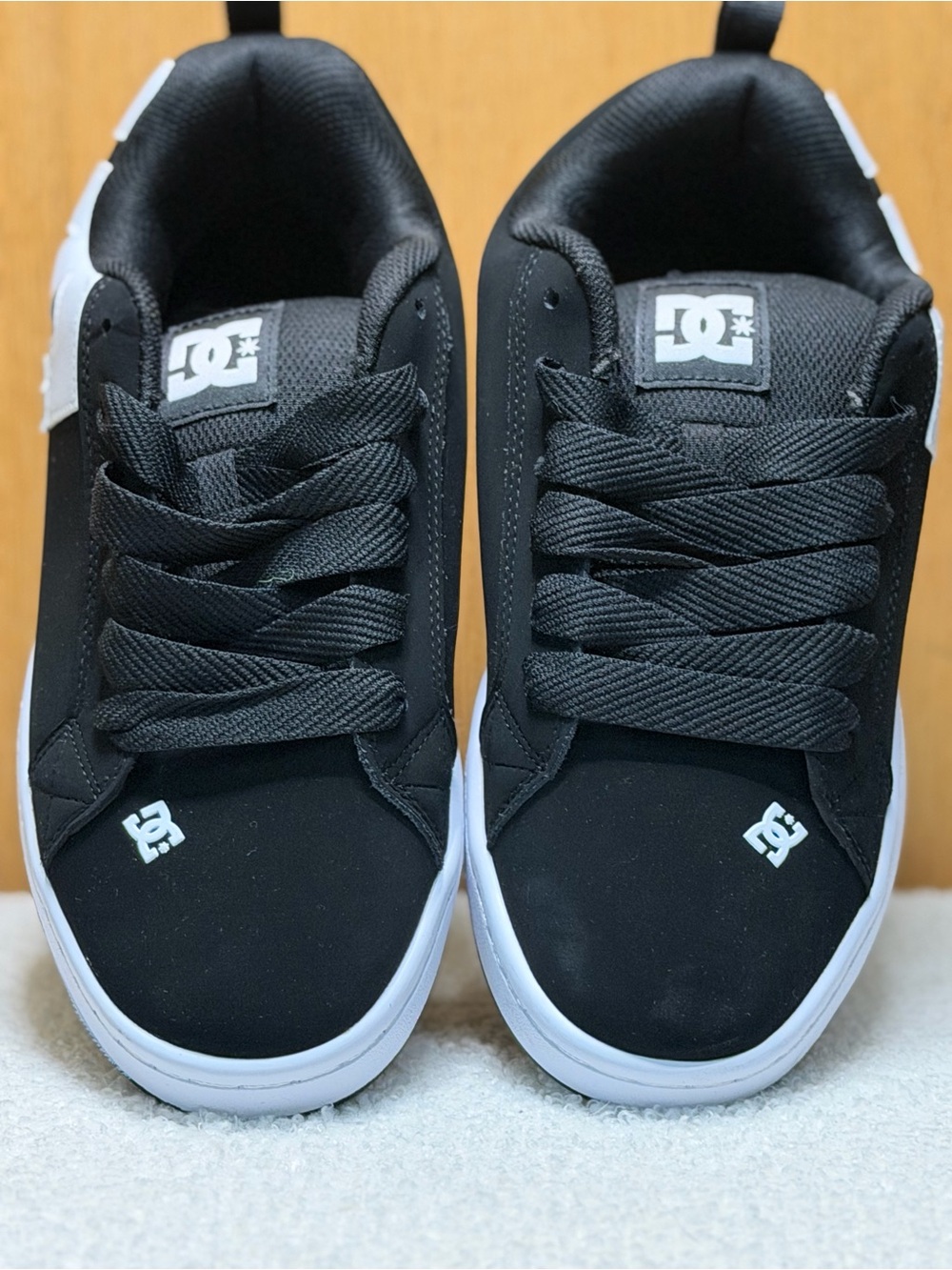 DC Men’s Court Graffik Black and White Low-Top Skate Sneakers Sz 8 New. No box - Picture 2 of 9